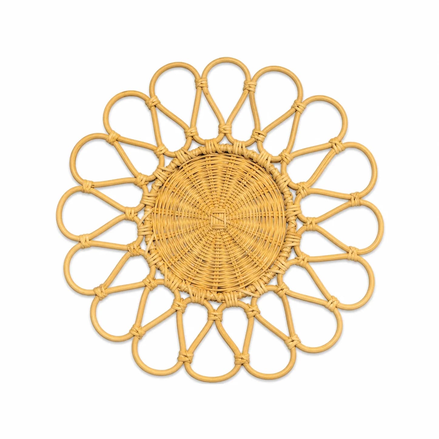 Plato Base Flor de Rattan — Majov Eventos Mazatlán
